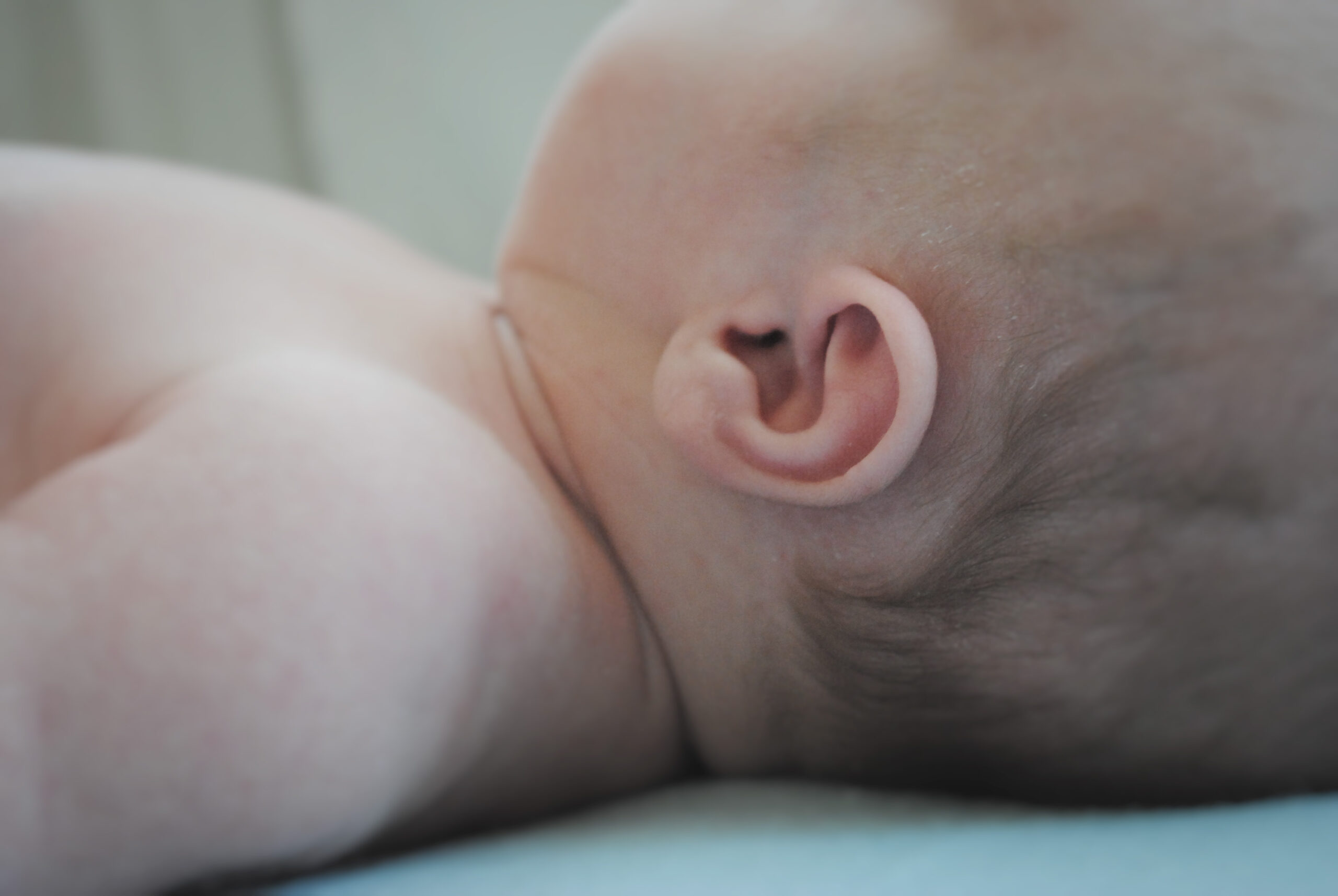 Este bine sa cureti urechiile bebelusilor?