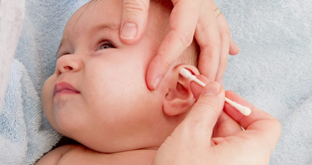 Cum curatam urechiile la bebelusi?